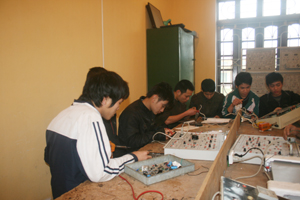 Trung tâm Dạy nghề huyện Kim Bôi dạy nghề điện dân dụng cho thanh niên trên địa bàn.